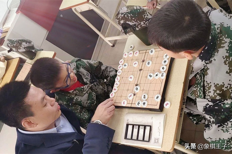 许银川和11岁神童下棋,许银川街头下棋