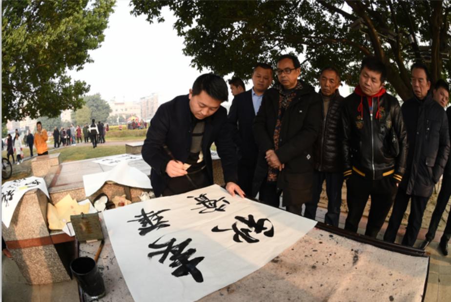 广元市老城小西街嘉陵广场,看看广场有多热闹