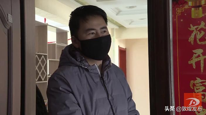 敦煌：抗击战“疫”*党**员干部变身“快递员”