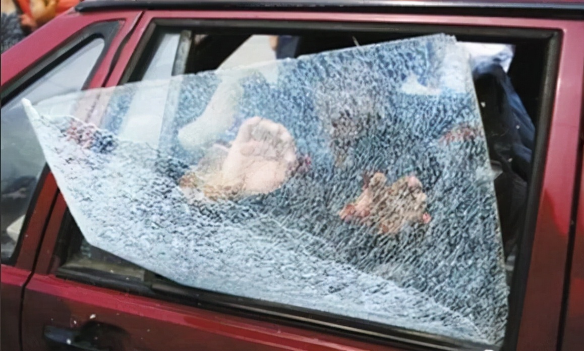 安全锤敲汽车玻璃哪个位置,使用安全锤应敲击车窗玻璃的哪里