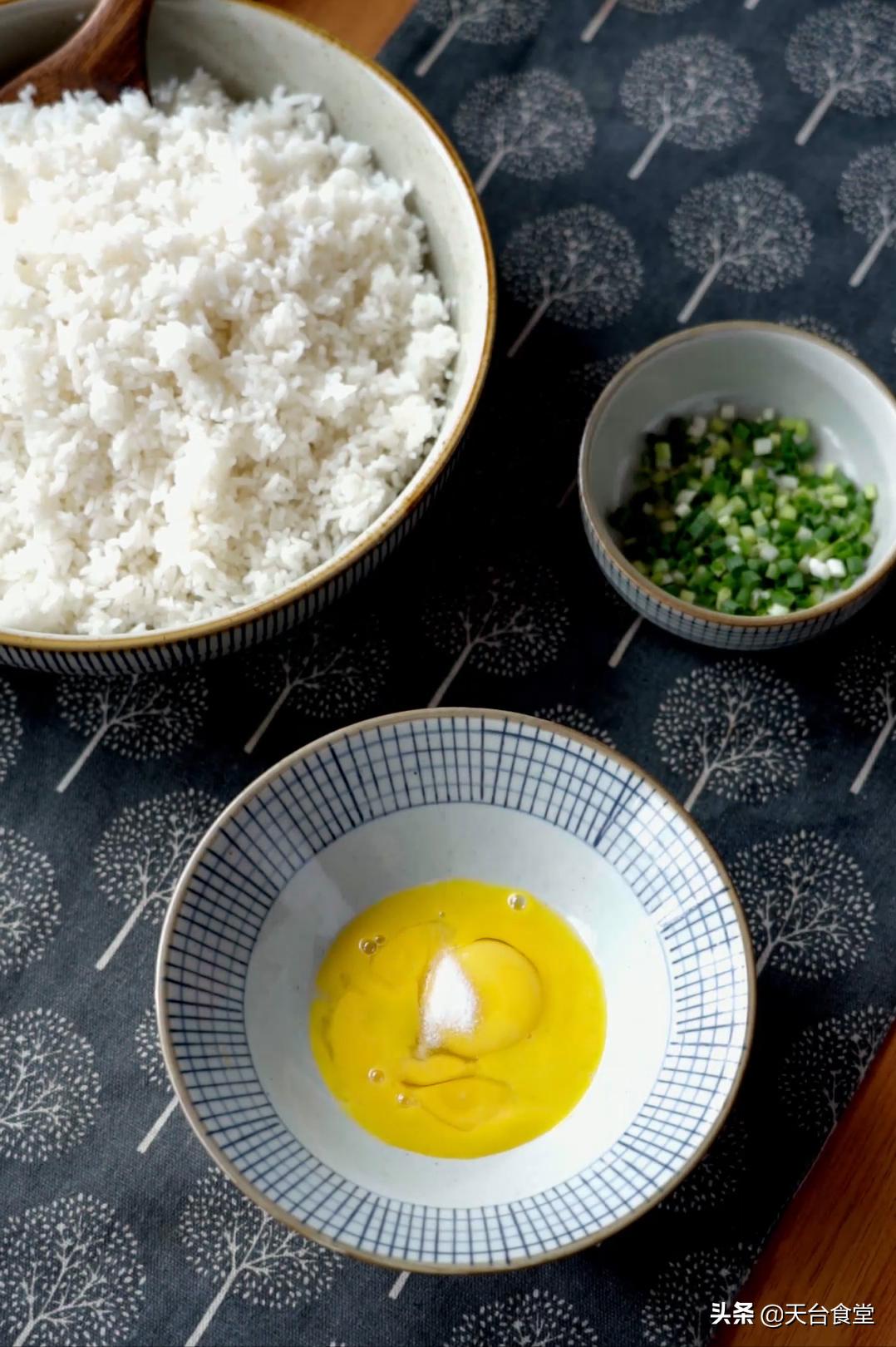 一个简单的蛋炒饭也能色香味俱全,一碗蛋炒饭加大片肉