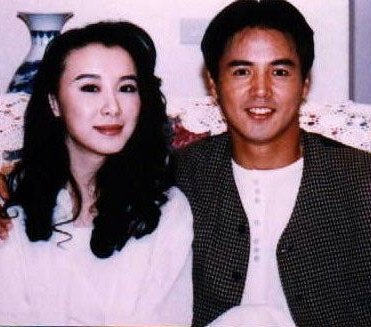 从琼瑶小生到百亿大亨，前妻自杀未遂，现妻生下2个试管婴儿