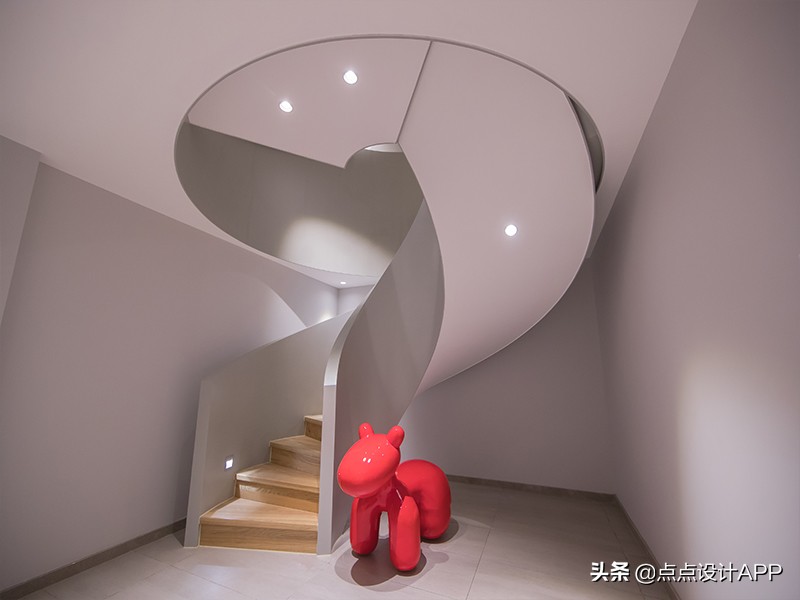 马艾洋作品：600㎡别墅，装修花450W，只看完楼梯就默默转身离开