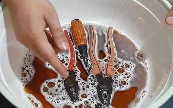 工具淋水生锈怎么办,生锈工具如何泡掉