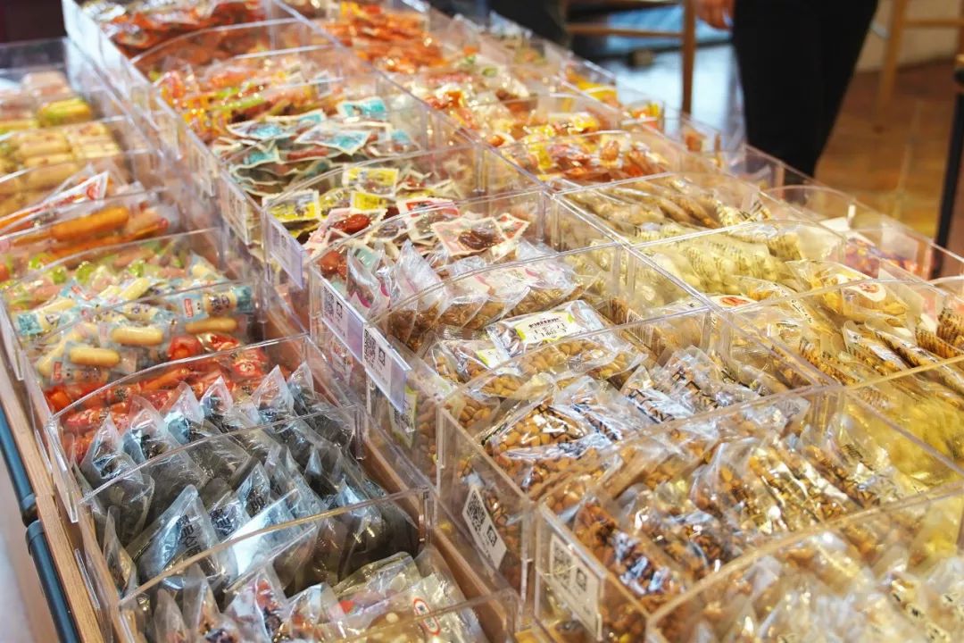 直端零食店“老巢”！好逛到两只手都拿不下