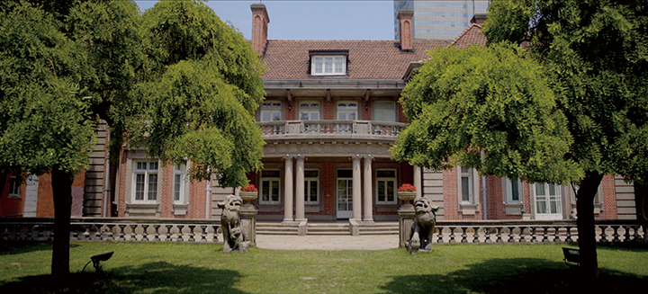 江疏影重返母校为毕业生做演讲 (江疏影新片展现沪漂生活)