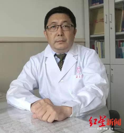 医生万米高空为乘客吸尿,万米高空吸尿医生