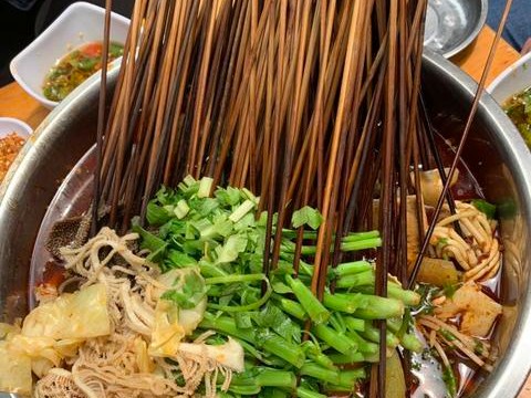 巴中草坝街路边串串搬哪了,草坝街火锅