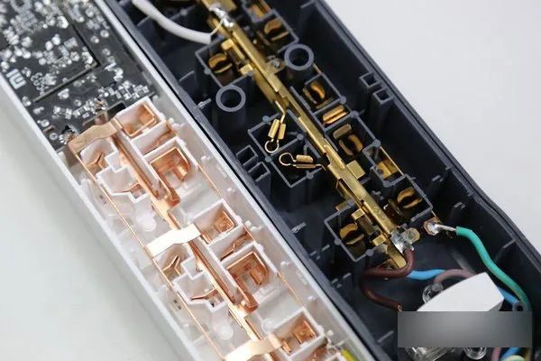 插线板冒火是咋回事,插线板冒火花是漏电吗