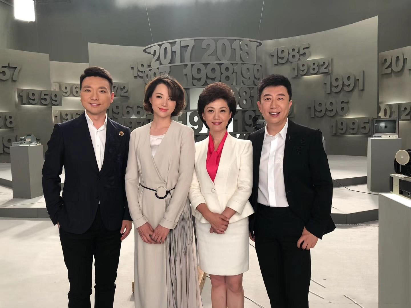 央视海霞西装照片,海霞主持人穿红色西装