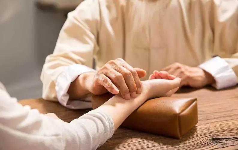 自学中医把脉的方法步骤,你了解的中医怎么看病的
