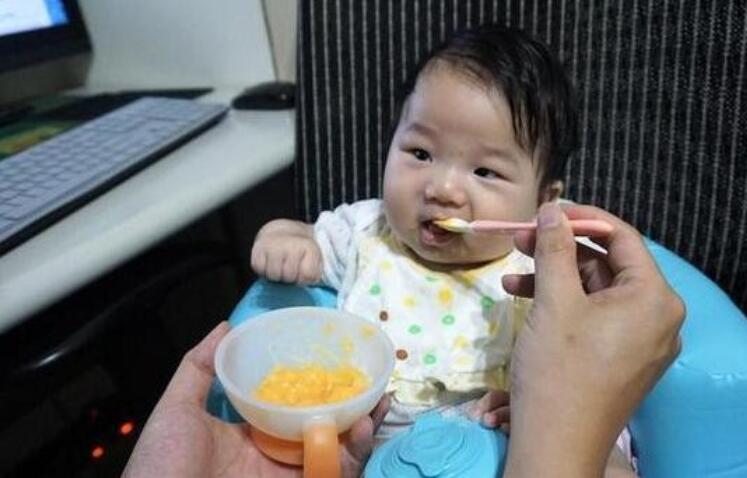 五月龄宝宝可以添加辅食吗,早产儿添加辅食是要按矫正月龄么