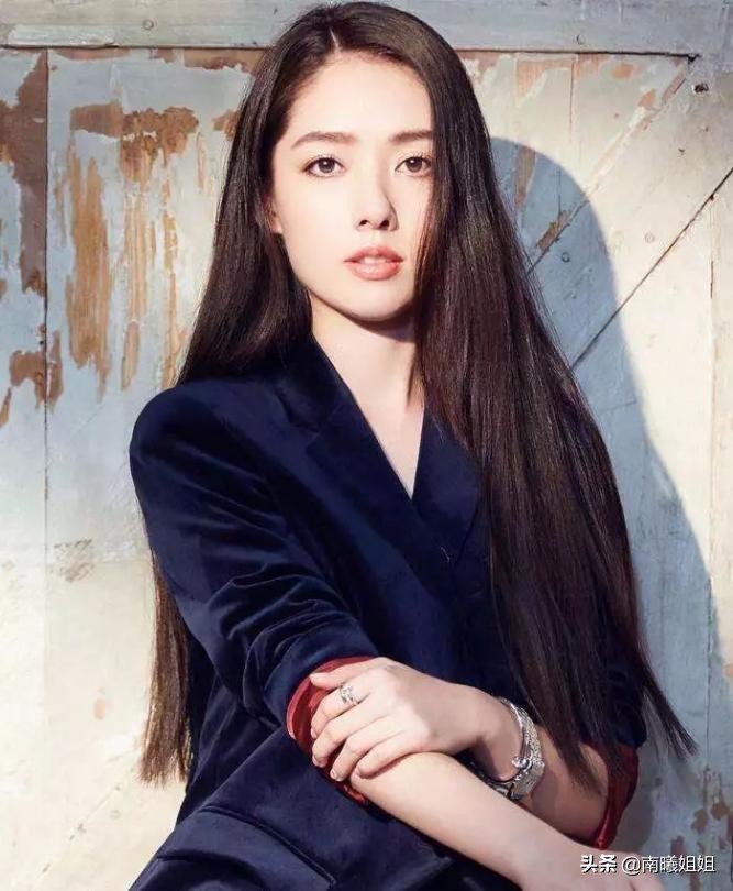 奔五的女人放弃黑长直吧！这4款“短发”最适合你，显脸小还减龄