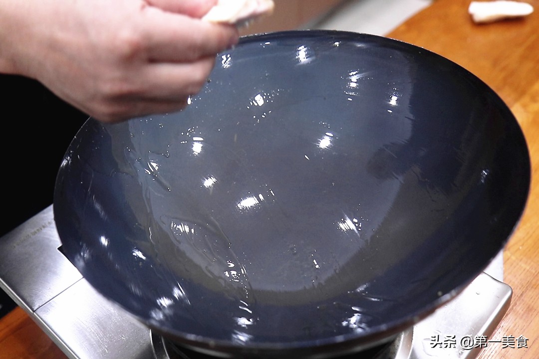 新铁锅开锅用不用擦锅底,新铁锅开锅别直接用火烧