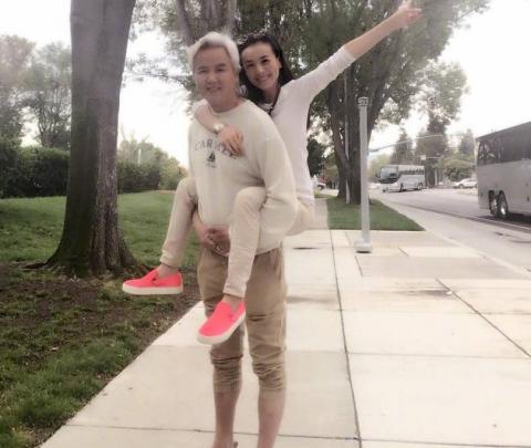 从琼瑶小生到百亿大亨，前妻自杀未遂，现妻生下2个试管婴儿