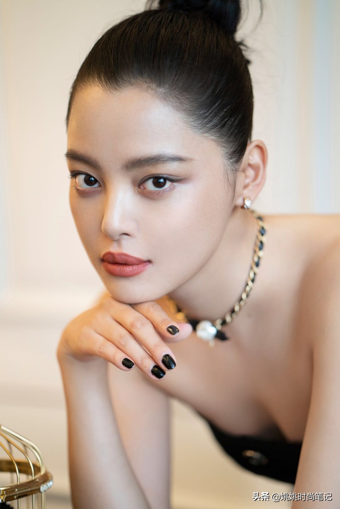 辛芷蕾香奈儿穿搭,辛芷蕾巴黎时装周穿白色拖地礼服