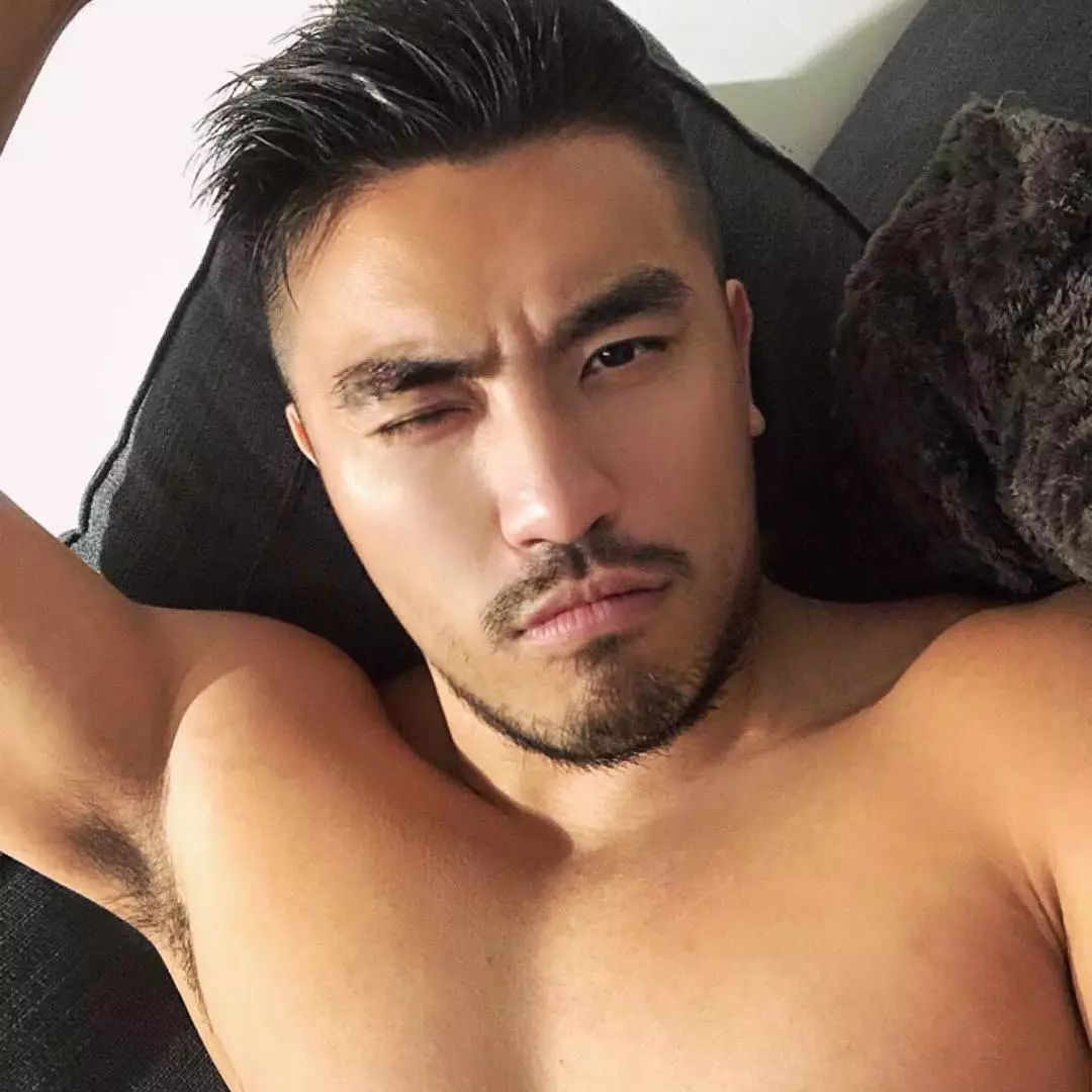 大学毕业生发传单,被精英男*养包**!