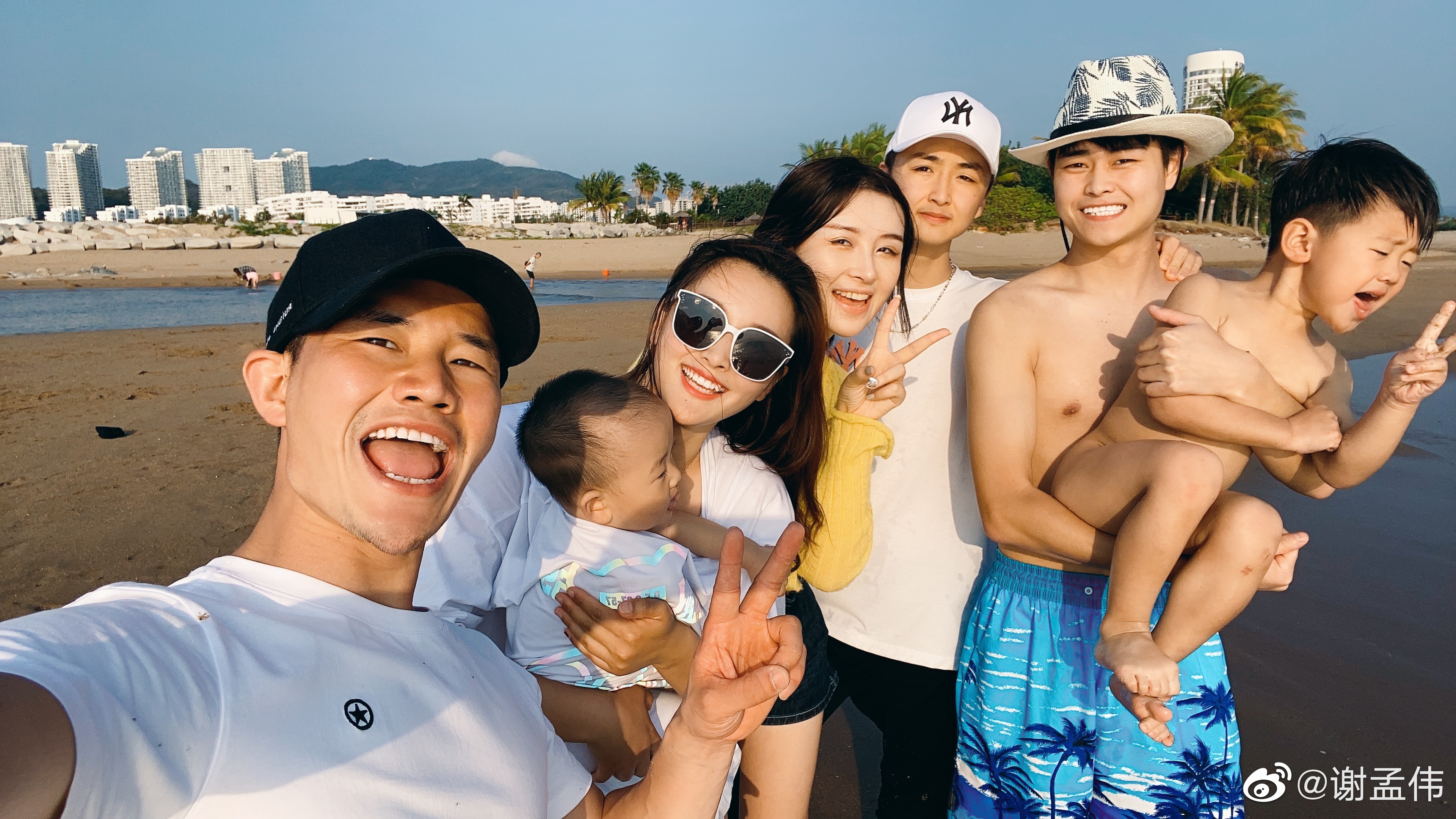 31岁嘎子晒全家福，娇妻把小儿子塞t恤里贴身抱？网友：不合适