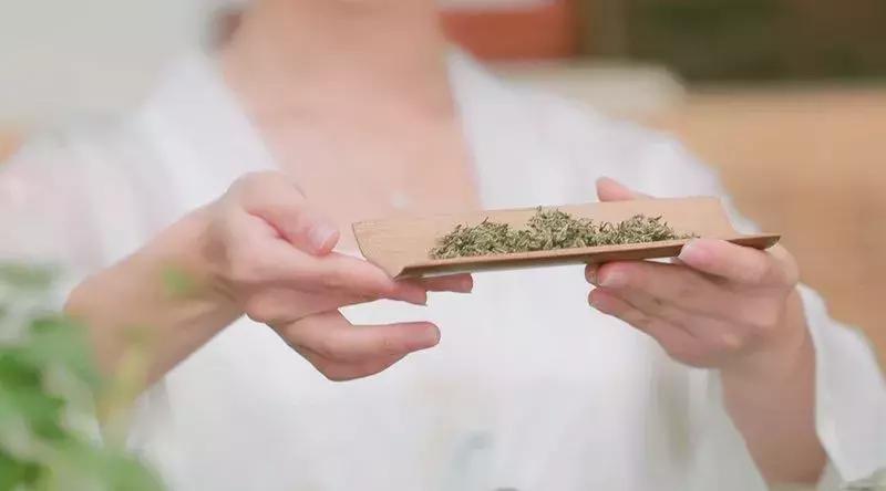 买茶的“望、闻、问、沏”