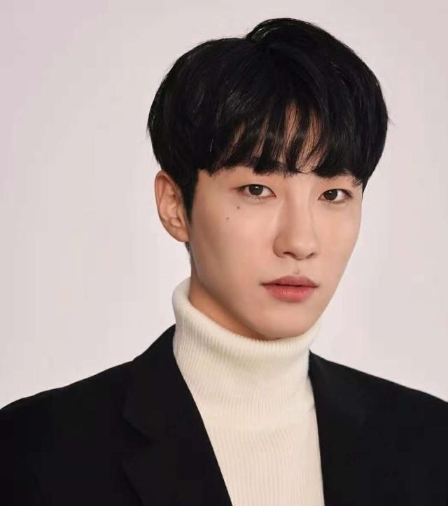 男生头发多还硬想留偏长的发型,男生头发往上翘适合什么样的发型