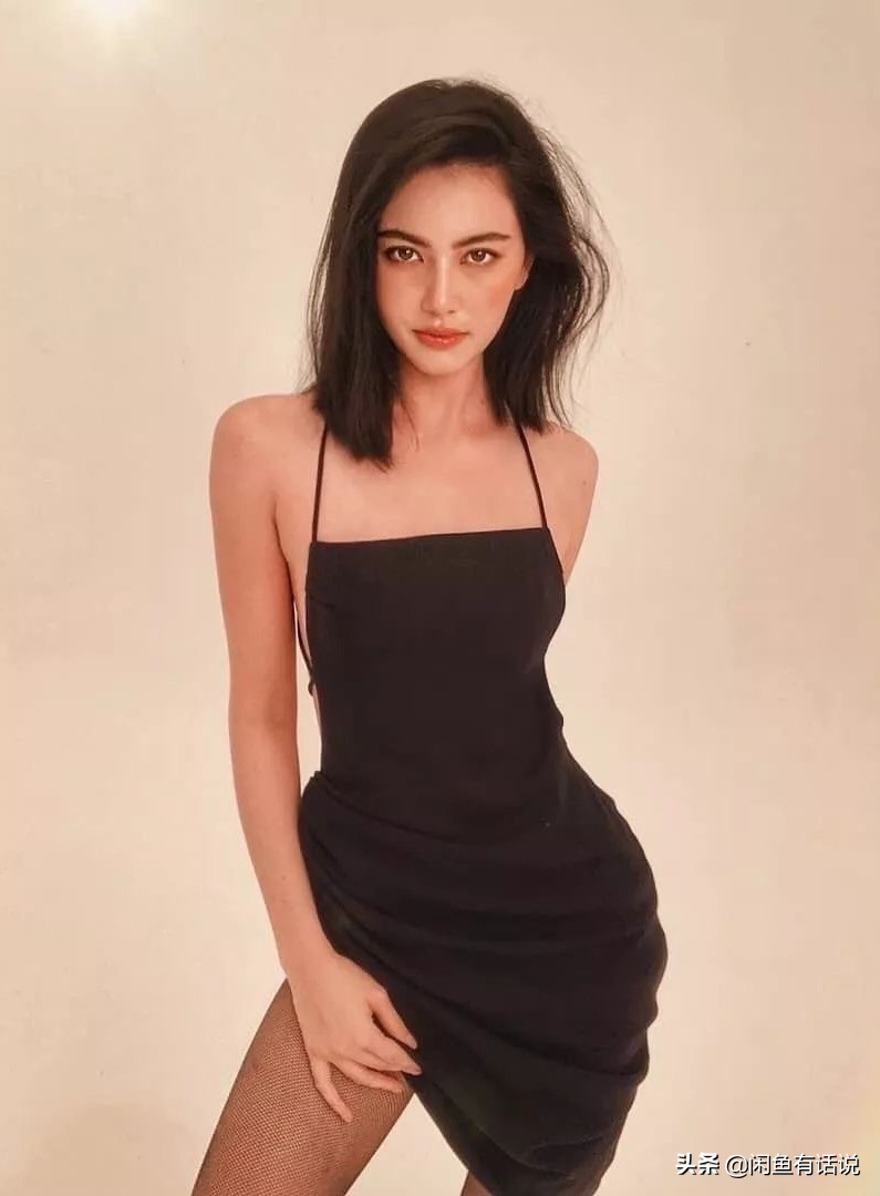 她不愧是泰国最美“芭比”,肚兜裙配网袜秀身材,展现绝佳臀腰比