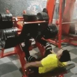 男子被120公斤杠铃压脖死亡后续,140斤杠铃砸中小伙胸部