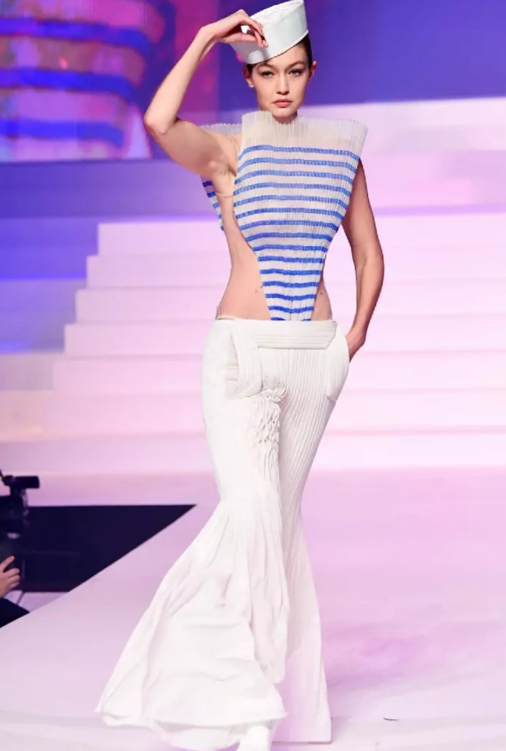 吉吉哈迪德惊艳的照片,吉吉哈迪德露脐装图片