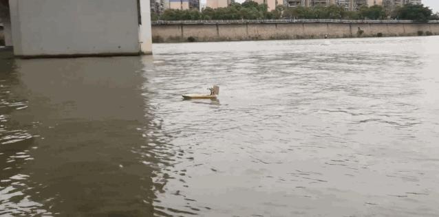 90后小伙自制飞行器出行,95小伙制作会飞的航母