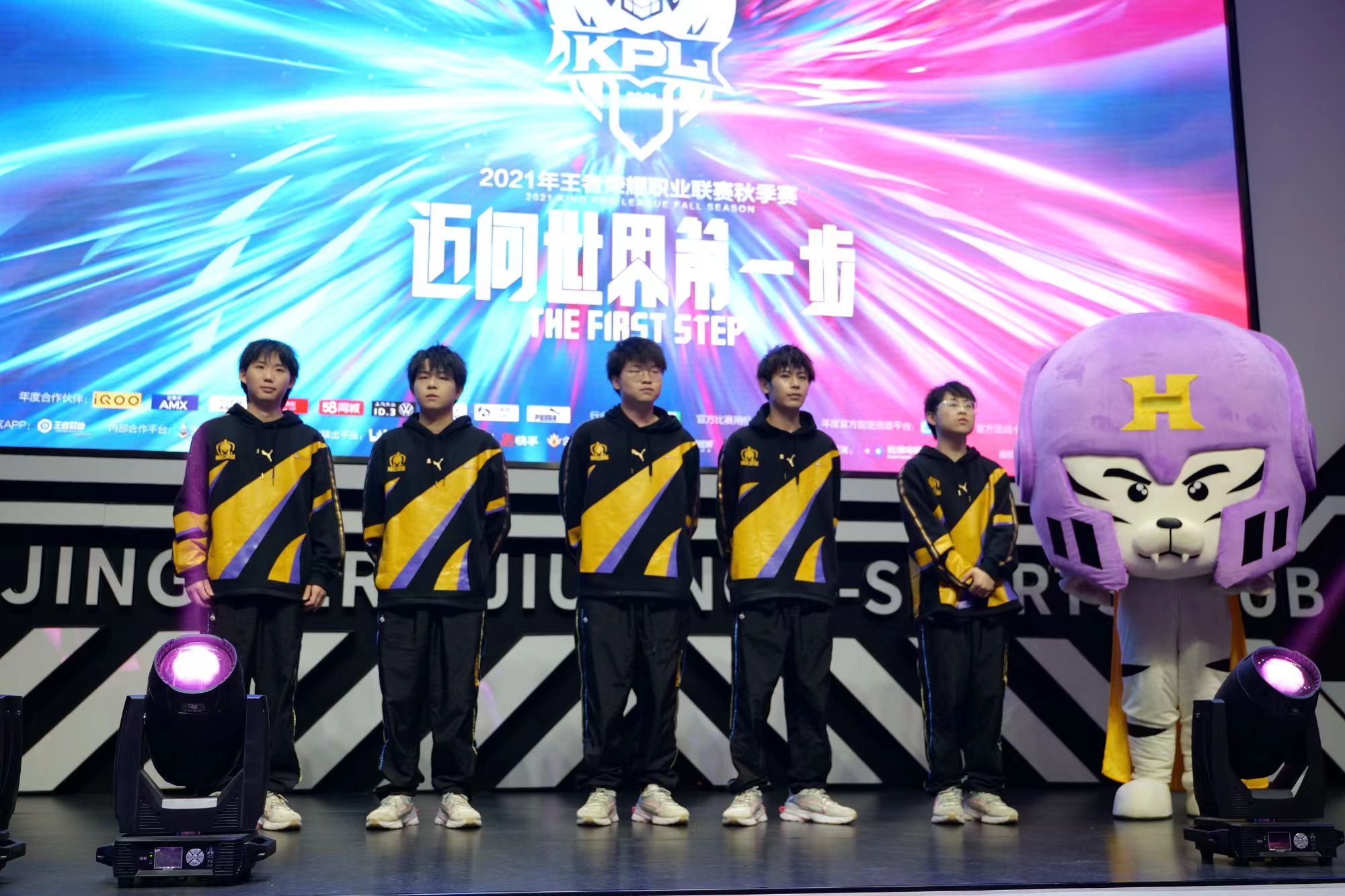 久哲回归带领hero夺冠,hero2022经历过几连败