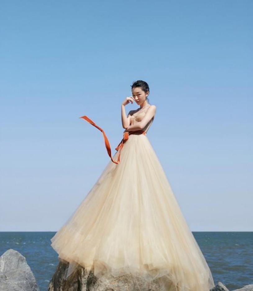 周冬雨身穿清新的薄荷色挂脖礼服,周冬雨巴黎时装周露腰撞色造型