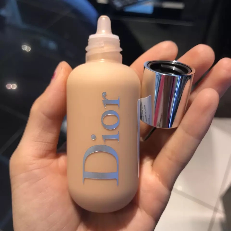 化妆必不可少的是粉底液,化妆一分钟就能出门