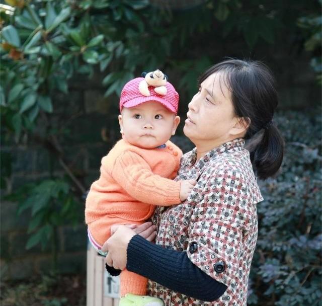 二胎宝妈想挣钱却没人帮她带孩子,带娃宝妈老公不赚钱怎么办