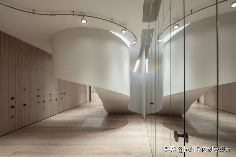 特拉维夫的婚纱精品店，柔和曲线与精致设计