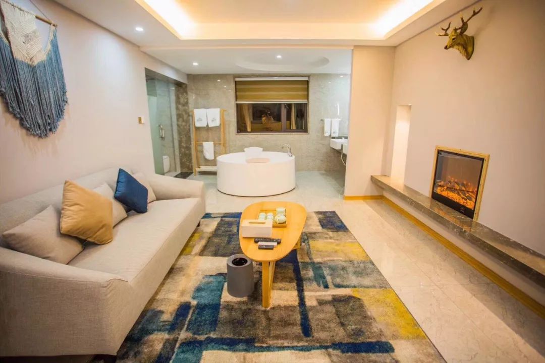 逃离城市躲进山野享受冬日暖阳,安静而美丽的渔村