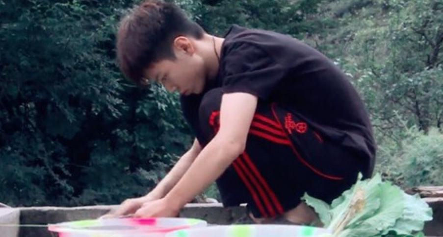 还记得当年的自杀忧郁少年吗?如今变身帅气男团vocal担当