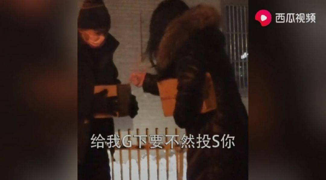 快递紧张哥亮相国务院发布会，疫情*特中**殊的逆行者们