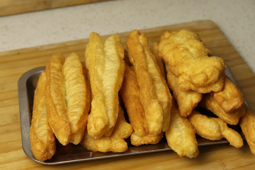 炸油条好吃又软和的做法,炸油条酥脆松软教学