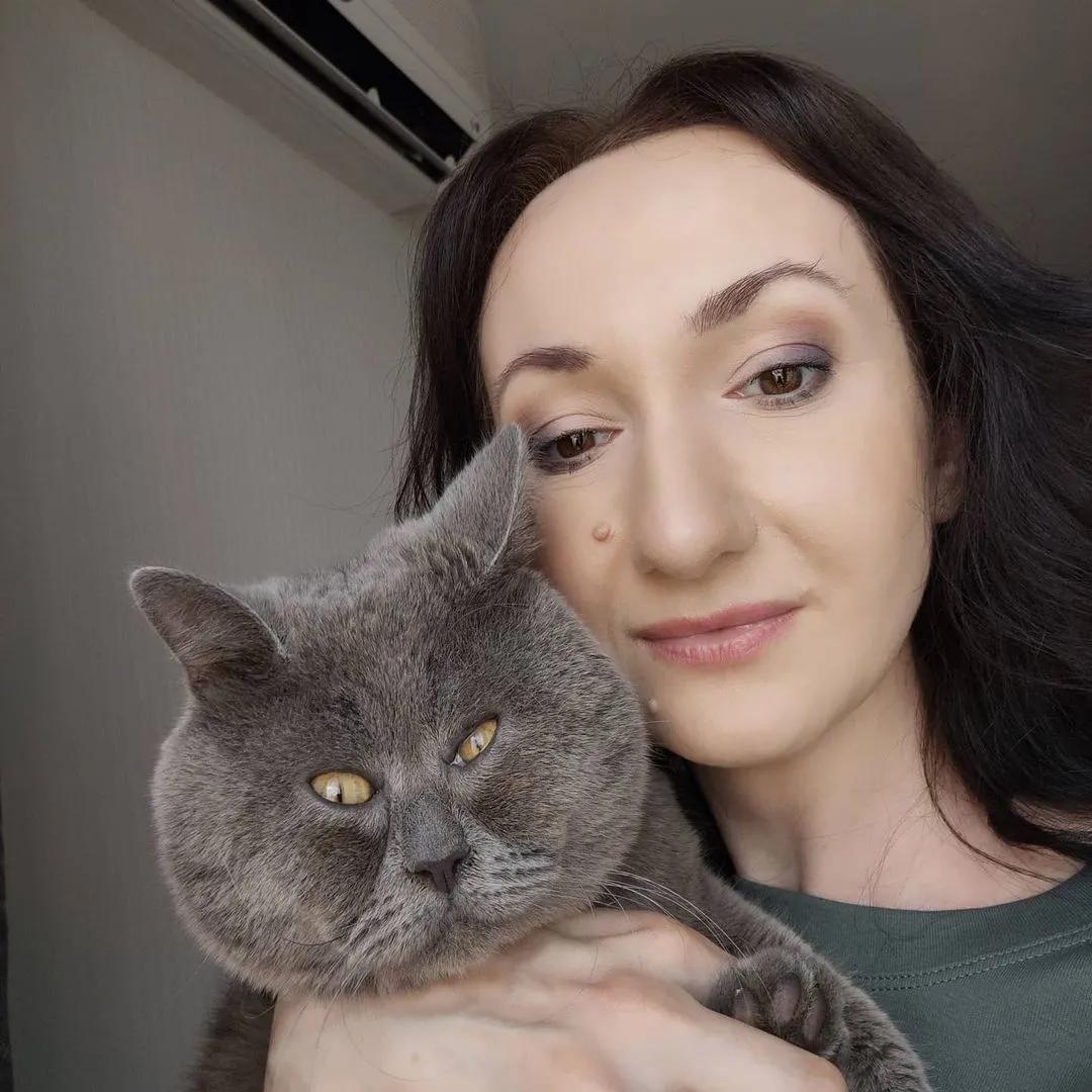 俄罗斯女子收养一只流浪橘猫,俄罗斯女孩收养猫