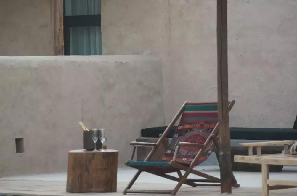 把泳池搬进沙漠，圈黄河做庭院，一个男人的西部世界，可以有多野