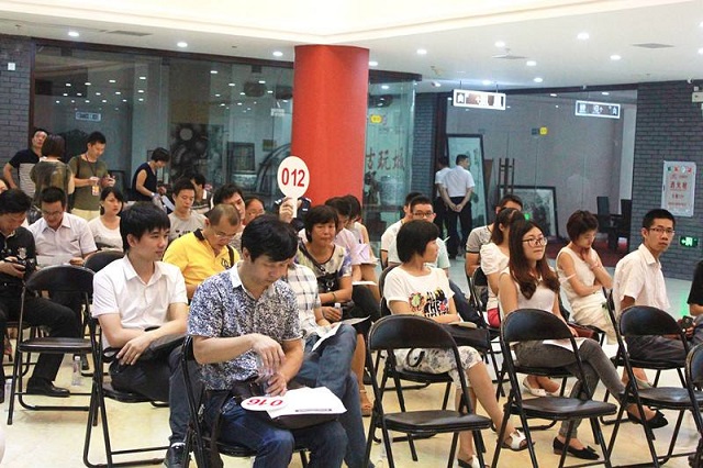 男子9万买袈裟，专家：曾盖在死人身上不吉利，后拍出1.3亿天价