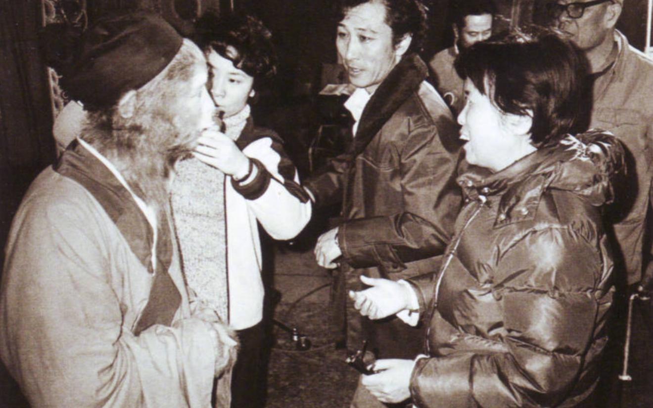 86版西游记总导演杨洁遗体追悼会,西游记导演杨洁给六小龄童示范