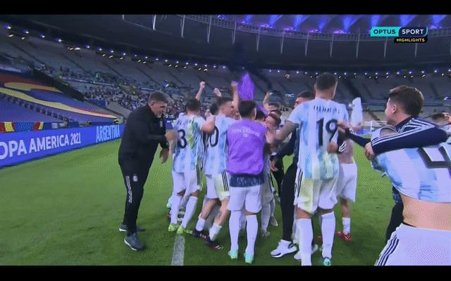 梅西第8次夺得金球奖全场起立,回顾梅西七次夺金球奖