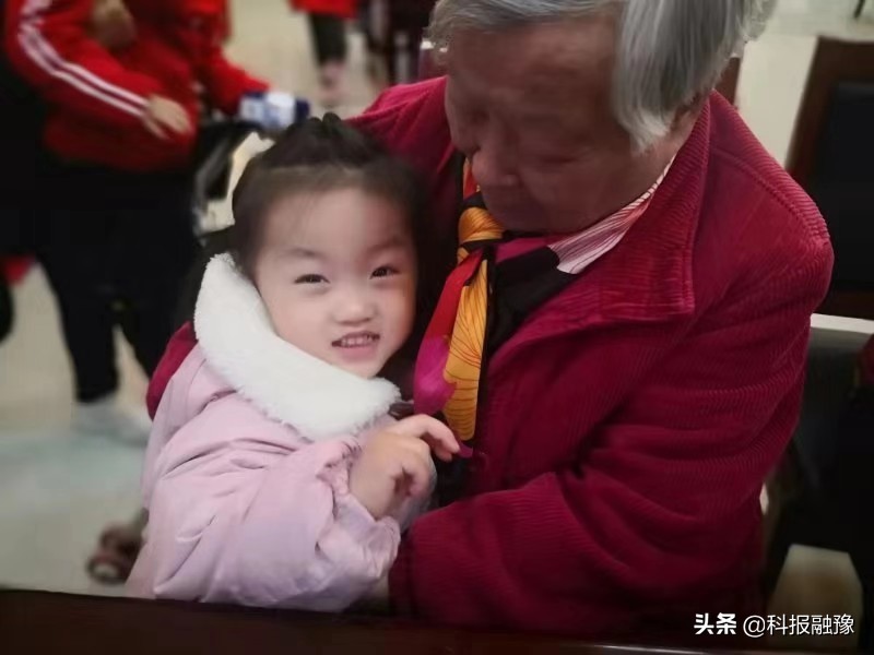 华格善元果幼儿园开展敬老院送温暖公益活动