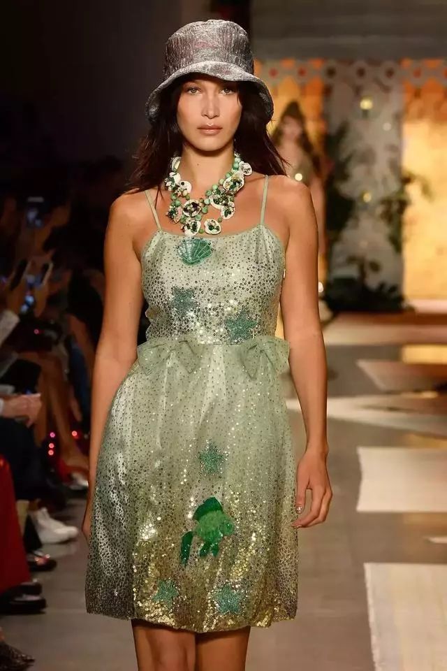 大脸戴什么帽子好看冬季新款,女性脸小冬天戴什么帽子好看