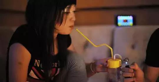 女子家中吸毒,家里吸毒被举报