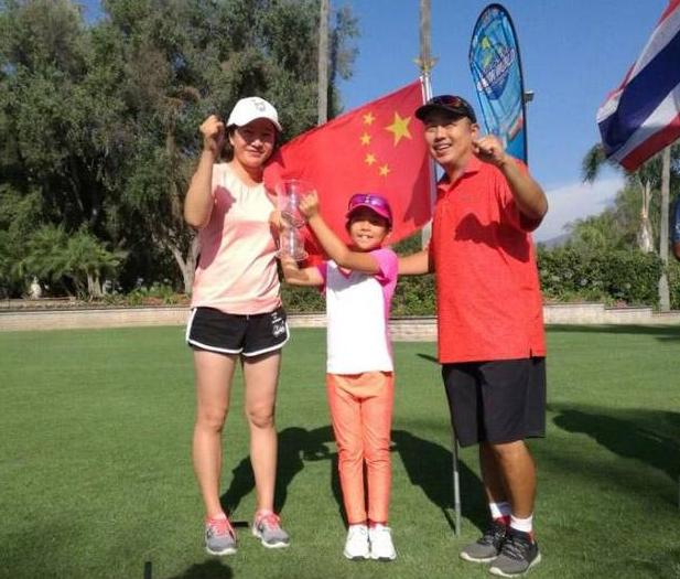刘国梁爱女首获高尔夫世界冠军,刘国梁陪女儿打高尔夫的历程