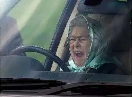 别人飙车一路火花带闪电,别人赛道飙车