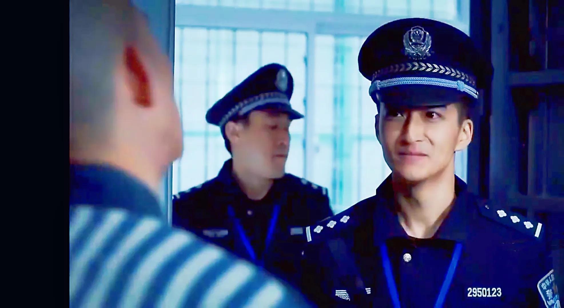 70年代穿白色警服的警察一身正气,监狱警察警服变迁史