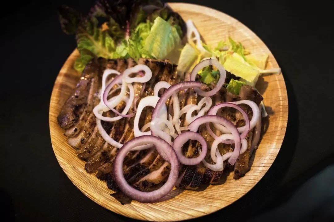 他把工作丢着，专找美景荒地吃饭：这是一天最好的时候