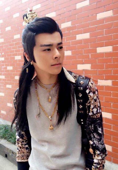 他发誓时赌了个牙疼咒，下山后逆天而为，最后誓言应验了